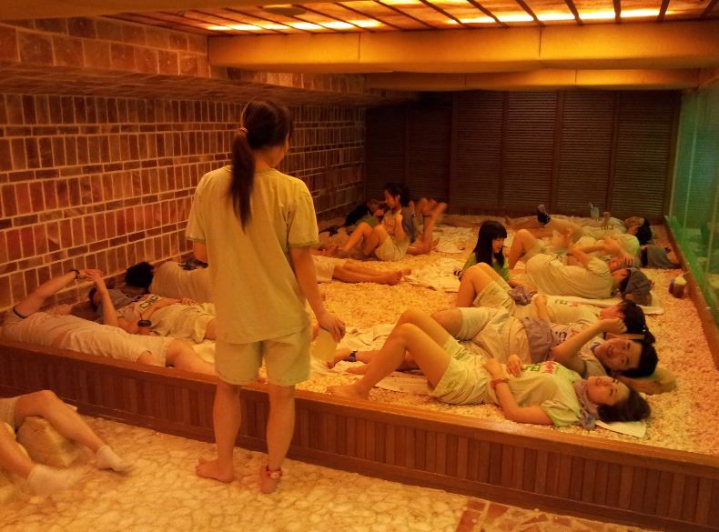 汗蒸房的床面和地面凹陷問題
