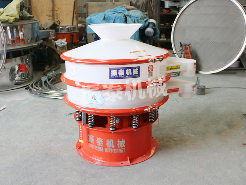 1000型一層的塑料振動篩已生產完畢，符合出廠要求，發往濟寧