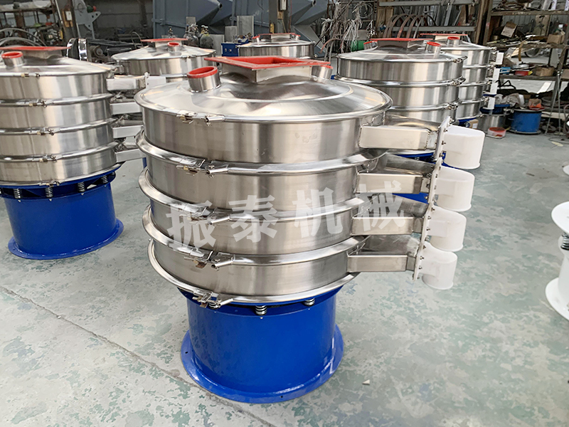 新式出料口直徑1000mm內敷聚氨酯三層不銹鋼振動篩生產已完成，發往青島，請孫經理查收！